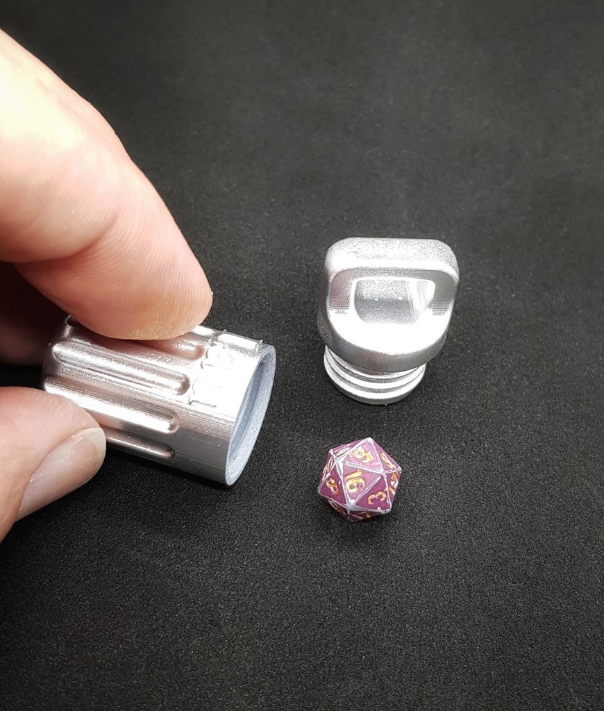 Petit d20 et son container personnalisé