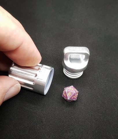 Petit d20 et son container personnalisé